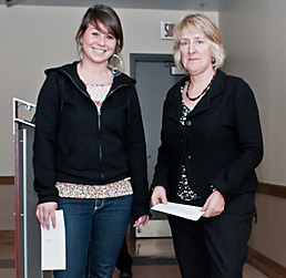 De gauche à droite, madame Evelyne Denis, étudiante à l'université du Québec à Montréal et madame Françoise Lebeau, membre du conseil d'administration de la Fondation.